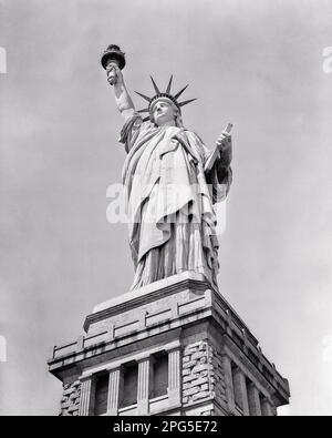 1930S FREIHEITSSTATUE NEW YORK CITY NY USA - R294 HAR001 HARS FREEDOM NORDAMERIKANISCHE TRÄUME STRUKTURSTÄRKE NIEDRIG ANGLE NATIONAL MONUMENT PARKS MÄCHTIGER STOLZ NEOKLASSIZISTISCHE GELEGENHEIT NYC PATRIOT POLITIK KONZEPT NEW YORK STILL LIFE STÄDTE ENTFLIEHEN DEM PATRIOTISCHEN GUSTAVE EIFFEL NEW YORK CITY NATIONAL PARK SYMBOLISCH 1886 BARTHOLDI KUPFER FREDERIC AUGUSTE BARTHOLDI IDEEN LIBERTY ISLAND NATIONAL PARK SERVICE PATRIOTISMUS FREIHEITSSTATUE SCHWARZ-WEISS-STATUEN AUS DEM JAHR HAR001, BERÜHMTE LADY LIBERTY, ALTMODISCHE UNESCO-WELTKULTURERBESTÄTTE Stockfoto