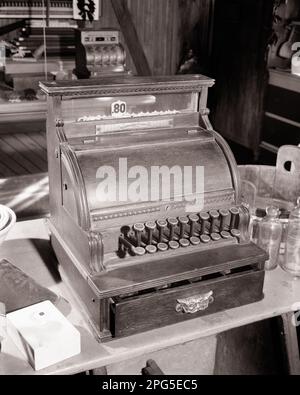 1970S EINE ANTIKE AMERIKANISCHE MECHANISCHE METALL- UND HOLZKASSE ZUM VERKAUF AUF DEM SECONDHAND FLOHMARKT SCHAUTISCH - S15947 HAR001 HARS TRANSAKTIONEN HANDEL FLOHMARKT NATIONAL CASH REGISTER NCR SECONDHAND SCHWARZ-WEISSE FIRMEN BERECHNEN CASH REGISTER COLLECTIBLE HAR001 ALTMODISCH Stockfoto