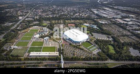 Luftaufnahme, VELTINS-Arena Bundesliga Stadion des FC Schalke 04 mit Trainingsgelände im Bezirk Erle von Gelsenkirchen, Ruhrgebiet, Nordrhein-Westpha Stockfoto
