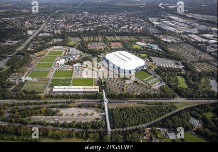 Luftaufnahme, VELTINS-Arena Bundesliga Stadion des FC Schalke 04 mit Trainingsgelände im Bezirk Erle von Gelsenkirchen, Ruhrgebiet, Nordrhein-Westpha Stockfoto