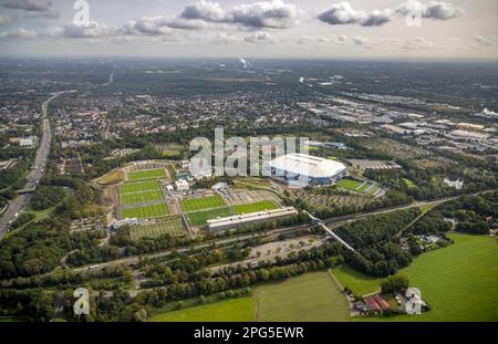 Luftaufnahme, VELTINS-Arena Bundesliga Stadion des FC Schalke 04 mit Trainingsgelände im Bezirk Erle von Gelsenkirchen, Ruhrgebiet, Nordrhein-Westpha Stockfoto