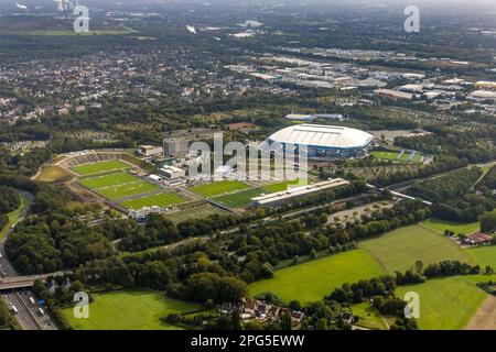 Luftaufnahme, VELTINS-Arena Bundesliga Stadion des FC Schalke 04 mit Trainingsgelände im Bezirk Erle in Gelsenkirchen, Ruhrgebiet, Nordrhein-Wes Stockfoto