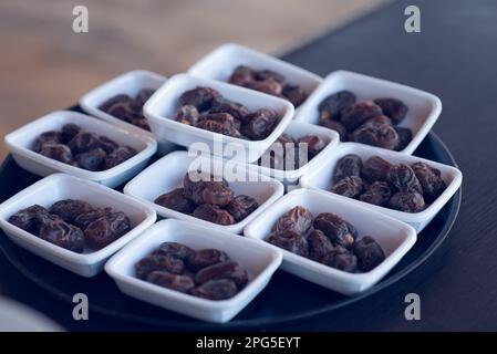 Datteln in vielen kleinen Tellern zubereitet Stockfoto