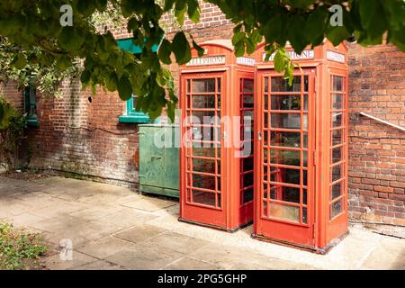 Typische Englischsprachige Rote Telefonzelle Stockfoto