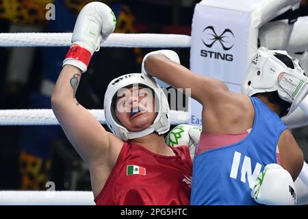 Neu-Delhi, Indien. 20. März 2023. NEW DELHI, INDIEN - MÄRZ 20: Indischer Boxer Lovlina Borgohain (Blau) und mexikanischer Boxer Vanessa Ortiz (Rot) während des 75kg. (Leichtgewicht) Spiels Runde 16 bei der IBA Women's Boxing World Championships 2023 am 20. März 2023 in Neu Delhi, Indien. (Foto: Sanjeev Verma/Hindustan Times/Sipa USA) Guthaben: SIPA USA/Alamy Live News Stockfoto