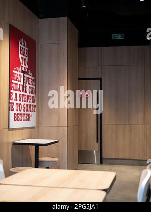 Minsk, Weißrussland - 29. Januar 2023: Innenausstattung des KFC-Restaurants, selektiver Fokus. Leeres Interieur des Kentucky Fried Chicken Cafés Stockfoto