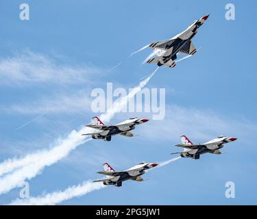 Die Air Force Air Demonstration Squadron „Thunderbirds“ der Vereinigten Staaten landet auf der NAS Point Mugu Airshow am 18. März 2023 in Oxnard, Kalifornien. Dies war die erste offizielle Flugschau der Mannschaft der Saison und auch eine gemeinsame Show mit den USA Navy Flight Demonstrations-Geschwader, die Blue Angels. (USA Air Force Foto von Tech. Sgt. Nicolas A. Myers) Stockfoto