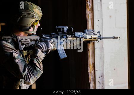 Ein niederländischer Marine mit Marineschwader Carib, niederländisches Marinekorps, räumt eine Tür während des Trainings karibischer Urban Warrior in Camp Lejeune, North Carolina, 15. März 2023. Übung Caribbean Urban Warrior ist eine bilaterale Fortbildungsmaßnahme, die darauf abzielt, die globale Interoperabilität zwischen der 2D Marine Division und der Marine Squadron Carib zu verbessern. (USA Marinekorps, Foto von Lance CPL. Ethan Miller) Stockfoto