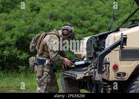 SANTA RITA, Guam (28. Februar 2023) Matrosen, die der EODMU 5 (Explosive Ordnance Disposal Mobile Unit) zugewiesen sind, führen während einer Feldübung an Bord der Marinebasis Guam simulierte Drohnen-Bergungsoperationen durch. Die EODMU-5 ist dem Befehlshaber der Task Force 75 zugewiesen, die die Anordnungs- und Kontrollbefugnisse über zugewiesene Navy Expeditionary Combat Forces im Einsatzgebiet der 7. Flotte ausübt. Sie planen und führen Marinebau, Expeditionslogistik, Sprengstoffbeseitigung, Sicherheit der Seeschifffahrt und Ausbeutungstruppen durch, die dem Befehlshaber der 7. Flotte für Krisenreaktion und humanitärer Hilfe zugewiesen sind Stockfoto