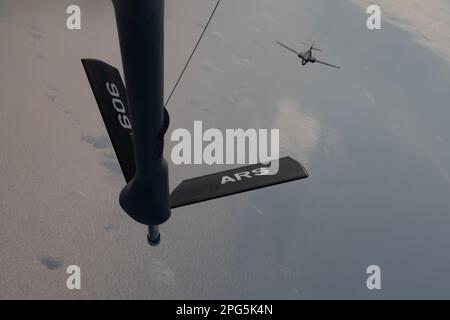 EIN US-AMERIKANISCHER Air Force 34. Expeditionary Bomb Squadron B-1B Lancer nähert sich einem 909. Air Tanken Squadron KC-135 Stratotanker während eines Fluges über den Pazifik, 19. März 2023. Bombermissionen tragen zur gemeinsamen Truppenletalität und zur Abschreckung von Aggressionen im Indo-Pazifik bei, indem sie die USA demonstrieren Die Fähigkeit der Luftwaffe, jederzeit und überall in der Welt zur Unterstützung der nationalen Verteidigungsstrategie tätig zu sein. (USA Air Force Foto von Senior Airman Jessi Roth) Stockfoto