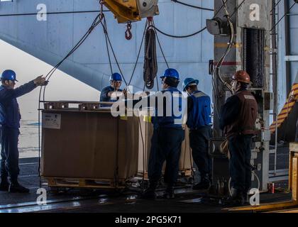 230319-N-OX847-1281 ADRIATISCHE SEE (19. März 2023) Seeleute, die dem Flugzeugträger der Nimitz-Klasse USS George H. W. Bush (CVN 77) zugeteilt sind, bereiten sich darauf vor, während einer Wiederauffüllung auf See am 19. März 2023 Fracht an das Schnellkampfschiff USNS Arctic (T-AOE 8) der Versorgungsklasse zu senden. Die George H.W. Die Bush Carrier Strike Group ist in den USA stationiert Marinestreitkräfte Europa Einsatzgebiet, angestellt von den USA Sechste Flotte, die die Interessen der USA, Verbündeten und Partner verteidigt. (USA Marinefoto von Matrose Christopher Spaulding, Spezialist für Massenkommunikation) Stockfoto