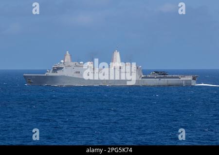 OSTCHINESISCHES MEER (17. März 2023) – Amphibious Transport Dock USS John P. Murtha (LPD 26) durchquert das Ostchinesische Meer nach Abschluss eines Tanken auf See mit Henry J. Kaiser-Kurs im Auffüllöler USNS John Ericsson (T-AO 194), 17. März 2023. Befehlshaber der Logistikgruppe Westpazifik (COMLOG WESTPAC)/Task Force 73 liefert logistisch stationierte Einheiten im Indo-Pazifik zusammen mit regionalen Alliierten und Partnern nach. Die Makin Island Amphibious Ready Group, bestehend aus dem Amphibienschiff USS Makin Island (LHD 8) und den Amphibienanlegern USS Anchorage (LPD 23) und USS John P. Stockfoto