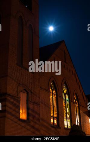 Mond über einer Kirche mitten in der Nacht. Stockfoto