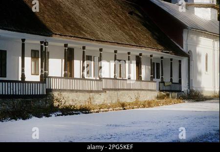 Klosterzellen im Kloster Cheia, Kreis Prahova, Rumänien, ca. 1999. Stockfoto