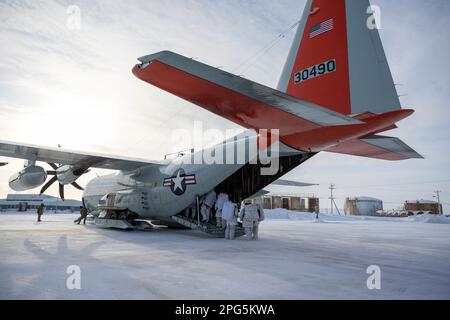 Soldaten der Royal Canadian Armed Forces gehen an Bord eines LC-130 Hercules vom 109. Airlift Wing in Resolute Bay, Nunavut, Kanada, 15. März 2023. Soldaten wurden nach Templeton Bay transportiert, um eine Bodentruppen-Übung durchzuführen (USA Air National Guard Foto von Staff Sgt. Madison Scaringe) Stockfoto