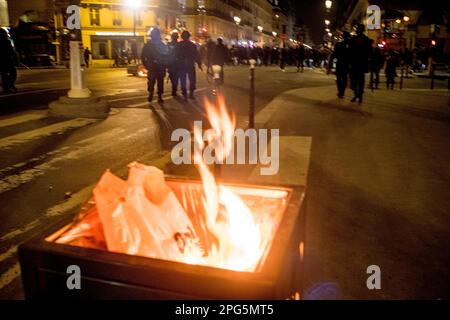 Gerard Cambon / Le Pictorium - Demonstration nach der Ablehnung der Mißtrauensanträge - 21/3/2023 - Frankreich / Paris / Paris - Demonstrationen fanden in Paris statt, nachdem die Mißtrauensanträge der Regierung abgelehnt worden waren, und es kam zu Zusammenstößen mit der Polizei. Kein russland Stockfoto