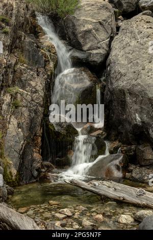 Der Small Creek Stürzt Über Felsen Auf Dem Backcountry Trail Im Yosemite-Nationalpark Stockfoto