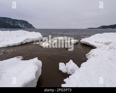 Im Winter an der Old Woman Bay des Lake Superior entstandene Küste Stockfoto