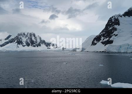 Sie fahren auf einem Kreuzfahrtschiff durch den engen Lemaire-Kanal in der Antarktis Stockfoto