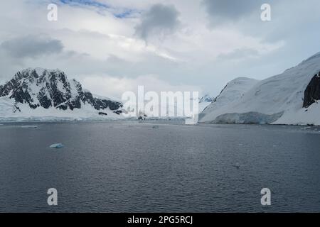 Sie fahren auf einem Kreuzfahrtschiff durch den engen Lemaire-Kanal in der Antarktis Stockfoto