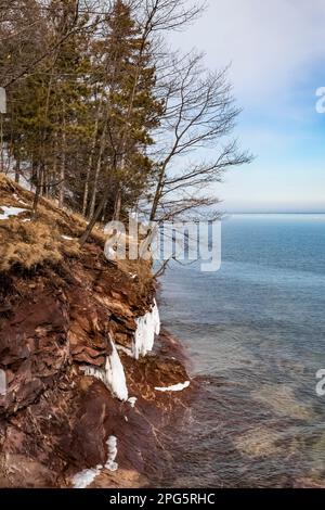 Blick auf den Lake Superior vom Presque Isle Park im Winter, Marquette, Obere Halbinsel, Michigan, USA Stockfoto