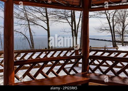 Pavillon im Presque Isle Park am Lake Superior im Winter, Marquette, Obere Halbinsel, Michigan, USA Stockfoto