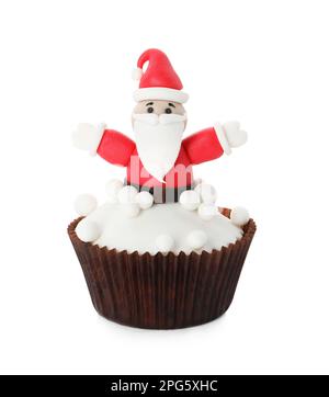 Wunderschöner Weihnachts-Cupcake mit dem Weihnachtsmann isoliert auf Weiß Stockfoto