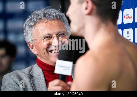 Der französische Journalist Nelson Monfort interviewt bei einem neuen Schwimmwettkampf, den Giant Open am 19. März 2023, im Dom von Saint-Germain-en-Laye, Frankreich. Foto: Victor Joly/ABACAPRESS.COM Stockfoto