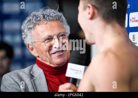 Der französische Journalist Nelson Monfort interviewt bei einem neuen Schwimmwettkampf, den Giant Open am 19. März 2023, im Dom von Saint-Germain-en-Laye, Frankreich. Foto: Victor Joly/ABACAPRESS.COM Stockfoto