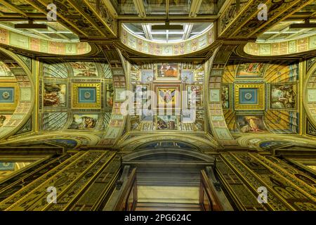 Sankt Petersburg, Russland - 25. Dezember 2021: Das Innere der Staatlichen Eremitage, ein Kunst- und Kulturmuseum in Sankt Petersburg, Russland. Stockfoto