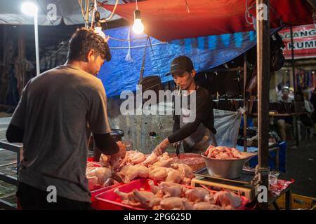 Denpasar, Bali, Indonesien - 20. März 2023: Verkäufer im Pasar Kumbasari, traditioneller Markt in Denpasar, Bali, Indonesien. Stockfoto