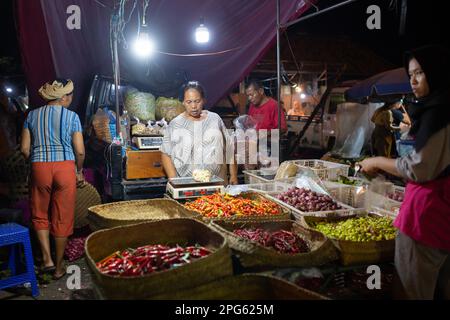 Denpasar, Bali, Indonesien - 20. März 2023: Verkäufer im Pasar Kumbasari, traditioneller Markt in Denpasar, Bali, Indonesien. Stockfoto