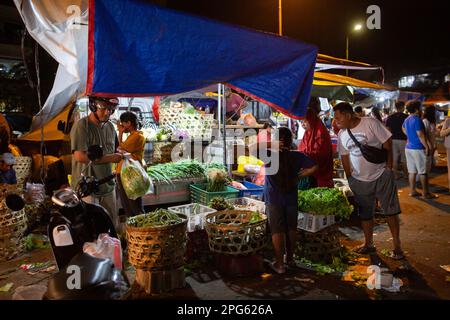 Denpasar, Bali, Indonesien - 20. März 2023: Verkäufer im Pasar Kumbasari, traditioneller Markt in Denpasar, Bali, Indonesien. Stockfoto