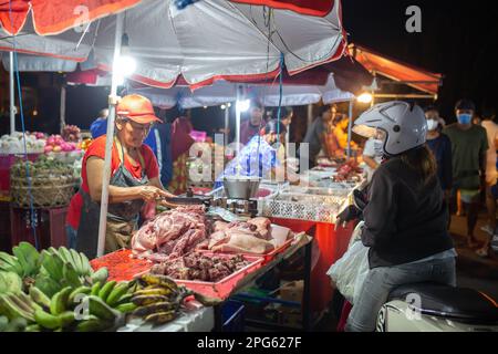 Denpasar, Bali, Indonesien - 20. März 2023: Verkäufer im Pasar Kumbasari, traditioneller Markt in Denpasar, Bali, Indonesien. Stockfoto