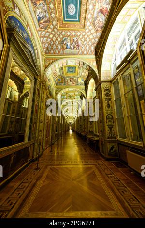 Sankt Petersburg, Russland - 25. Dezember 2021: Das Innere der Staatlichen Eremitage, ein Kunst- und Kulturmuseum in Sankt Petersburg, Russland. Stockfoto