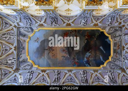 Sankt Petersburg, Russland - 25. Dezember 2021: Das Innere der Staatlichen Eremitage, ein Kunst- und Kulturmuseum in Sankt Petersburg, Russland. Stockfoto