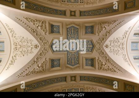 Sankt Petersburg, Russland - 25. Dezember 2021: Das Innere der Staatlichen Eremitage, ein Kunst- und Kulturmuseum in Sankt Petersburg, Russland. Stockfoto