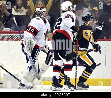 Pittsburgh Penguins Rickard Rakell (67) Skates passieren Ottawa Senators Torwart Dylan Ferguson (34), während er am Montag, den 20. März 2023 in der PPG Paints Arena in Pittsburgh sein drittes Tor feiert. Foto: Archie Carpenter/UPI Stockfoto