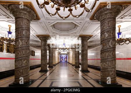 Sankt Petersburg, Russland - 24. Dezember 2021: Wunderschönes Interieur der Avtovo U-Bahnstation in Sankt Petersburg, Russland, Europa Stockfoto