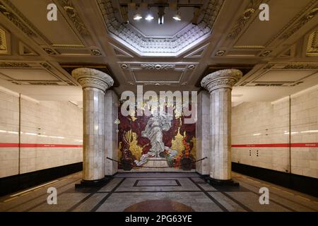 Sankt Petersburg, Russland - 24. Dezember 2021: Wunderschönes Interieur der Avtovo U-Bahnstation in Sankt Petersburg, Russland, Europa Stockfoto