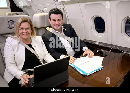 Ottawa, Kanada. 20. März 2023. Nancy Faeser (SPD), Bundesministerin für Inneres und Inneres, und Hubertus Heil (SPD), Bundesministerin für Arbeit und Soziales, sind im Flugzeug von Ottawa nach Toronto. Ziel der Reise ist es, Gespräche mit den für Arbeitsmarktpolitik, Einwanderung und öffentliche Sicherheit zuständigen Ministern zu führen. Kredit: Britta Pedersen/dpa/Alamy Live News Stockfoto