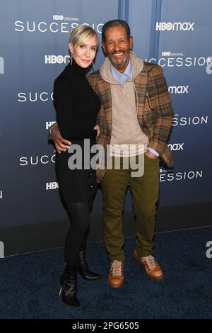 New York, USA. 20. März 2023. Hilary Quinlan und Bryant Gumbel nehmen am 20. März 2023 am Jazz im Lincoln Center in New York, New York, an der Premiere der „Succession Season 4“ von HBO Teil. (Foto: Efren Landaos/Sipa USA) Guthaben: SIPA USA/Alamy Live News Stockfoto