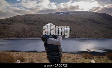 Naturfotograf. Fotografin, die Fotos vom natürlichen Leben macht Stockfoto