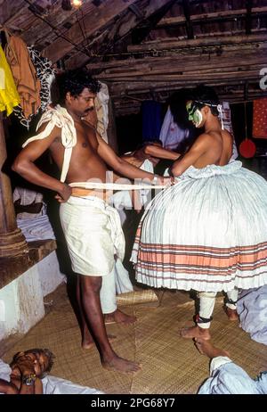 Kathakali-Schauspieler mit seinem Kostüm, Kerala klassisches Tanzdrama in Kerala Kalamandalam, Tscheruthuruthy bei Soranur, Kerala, Südindien Stockfoto