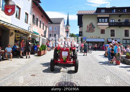 Tractor Move, Tractor, Garmisch-Partenkirchen, Bayern, Deutschland Stockfoto