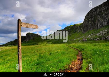 Wegweiser, Staffin Bay, Isle of Skye, Trotternish, Schottland, Hebriden, Schottland, Vereinigtes Königreich Stockfoto