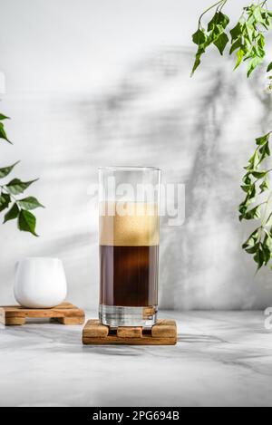 Kaffeefrappe mit Eis machen. Hochwertiges Foto Stockfoto