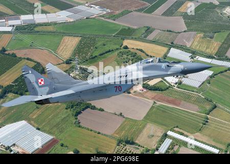 Der polnische Air Force Mig-29 Fighter Jet fliegt während eines Air-to-Air-Fluges über der türkischen Landschaft Stockfoto