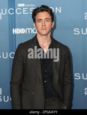 New York, USA. 20. März 2023. Ashley Zukerman nimmt am 20. März 2023 am Jazz im Lincoln Center in New York an der Premiere von HBO „Succession Season 4“ Teil. Dies ist die letzte Saison der äußerst erfolgreichen Serie. (Foto: Lev Radin/Sipa USA) Guthaben: SIPA USA/Alamy Live News Stockfoto