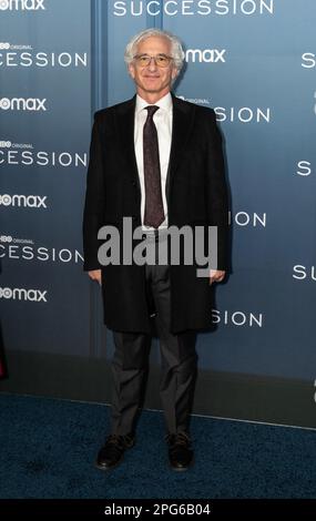 New York, USA. 20. März 2023. Ed Solomon nimmt am 20. März 2023 am Jazz im Lincoln Center in New York an der Premiere von HBO „Succession“ der Saison 4 Teil. Dies ist die letzte Saison der äußerst erfolgreichen Serie. (Foto: Lev Radin/Sipa USA) Guthaben: SIPA USA/Alamy Live News Stockfoto